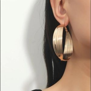 NWOT Chunky Hoop Earrings Gold